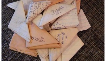 Belum ada SMS atau WhatsApp, remaja masa silam suka menulis surat. Foto: Bored Panda