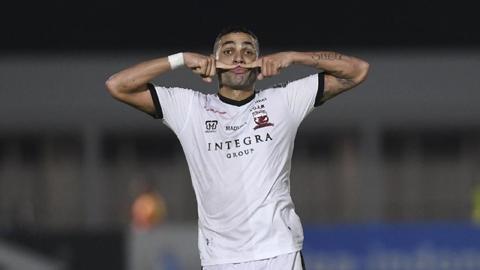 Pesepak bola Madura United Jaimerson da Silva Xavier melakukan selebrasi usai mencetak gol ke gawang Bhayangkara FC pada pertandingan Liga 1 di Stadion Madya Gelora Bung Karno, Jakarta, Senin (5/8/2019). Pertandingan tersebut berakhir imbang dengan skor 1-1. ANTARA FOTO/Hafidz Mubarak A/aww.