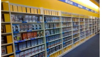 Toko VCD atau kaset adalah salah satu tempat favorit di masa-masa itu. Foto: Bored Panda