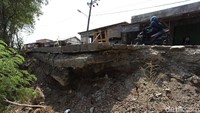 Jalan ambles ini akan membahayakan pengendara yang melintas di kawasan tersebut.