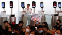 Para demonstran bahkan membuat rantai manusia, dengan saling mengaitkan lengan untuk mencegah para penumpang mencapai area keberangkatan.