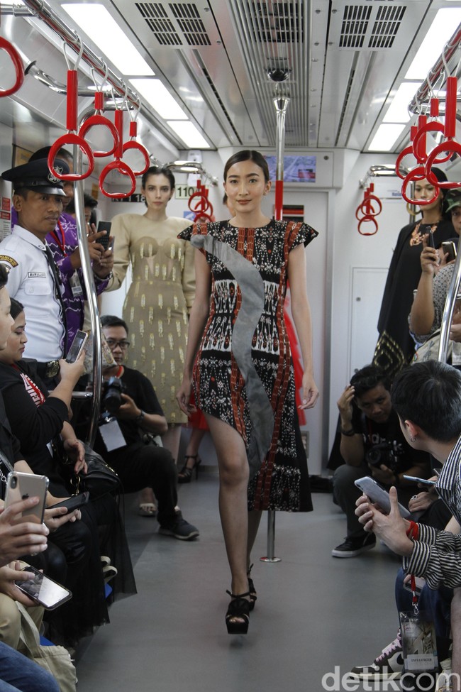 Para model ini tampil fashion show di LRT Jakarta dalam rangka pembukaan gelaran Jakarta Fashion & Food Festival yang ke-16. Foto: Muhammad Abduh/Detikcom