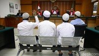 Mereka datang ke persidangan dengan mengenakan pakain serba putih lengkap dengan pecinya.