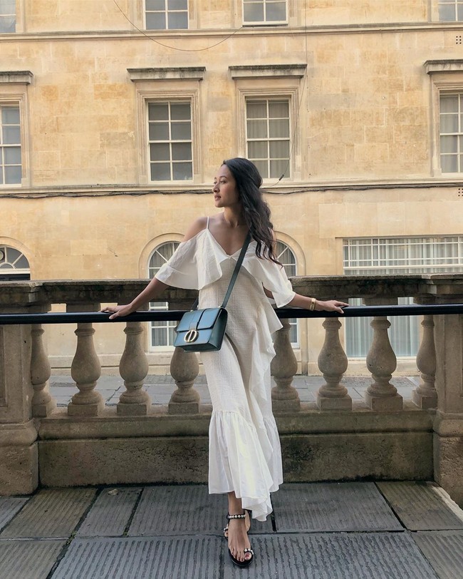 Nadia dan saudara-saudaranya mewarisi perusahaan ayahnya Naza Group yang bergerak di industri keuangan, properti, dan perkebunan. Datang dari keluarga kaya raya, tak heran jika Nadia punya gaya fashion dari brand-brand highend. Seperti saat berlibur di Roma, tampak Nadia mengenakan tas dari Christian Dior.  Foto: dok. Instagram @nadianasimuddin