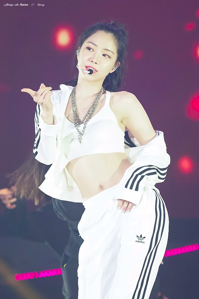 9. Son NaeunSedangkan Naeun dikenal dengan tubuh yang langsing dn kencang. Artis di bawah YG Entertainment itu sering bikin iri para wanita ketika terlihat menggunakan pakaian yang membentuk badan hasil diet dan olahraganya. Foto: Fansite