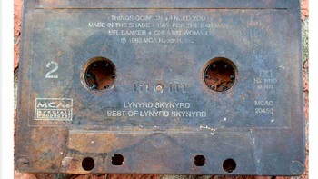 Seorang anak menemukan benda ini dan mengiranya berasal dari masa perang. Padahal ini adalah kaset, media untuk mendengar musik favorit di masa lalu. Foto: Bored Panda