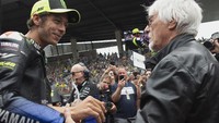 MotoGP kerap kedatangan tamu besar. Mulai dari bintang film, penyanyi top, dan kadang pemimpin negara. Di akhir pekan kemarin Valentino Rossi bertemu dengan mantan bos F1, Bernie Ecclestone (Mirco Lazzari gp/Getty Images)