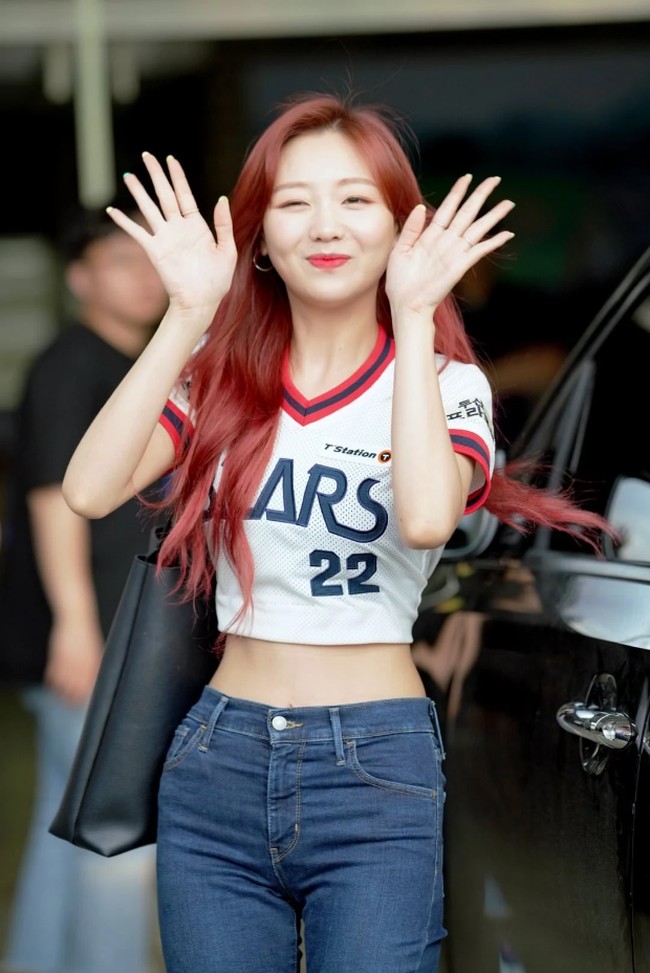 Dari foto ini, Anda pasti sudah bisa melihat jika Soojung Lovelyz punya pinggang yang sangat kecil. Video fancam Soojung bahkan menjadi viral karena pinggang semutnya itu. Foto: Fansite