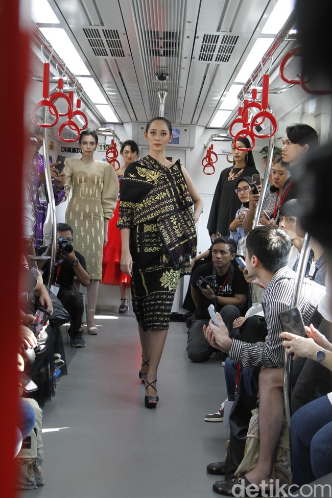 Menurut penyelenggara JFFF 2019, fashion show digelar di LRT sekaligus untuk memperkenalkan kereta yang resmi terintegrasi dengan Transjakarta sejak Juli 2019 itu.Foto: Muhammad Abduh/Detikcom