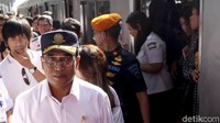 Dalam perjalanan menuju Stasiun Telaga Murni, Budi Karya didampingi oleh Direktur Jenderal Perkeretaapian Zulfikri dan Direktur Utama Kereta Commuter Indonesia (KCI) Wiwik Widayanti. Selain itu, terlihat vlogger Farah Fang dan Rian DMasiv juga mendampingi Budi Karya.