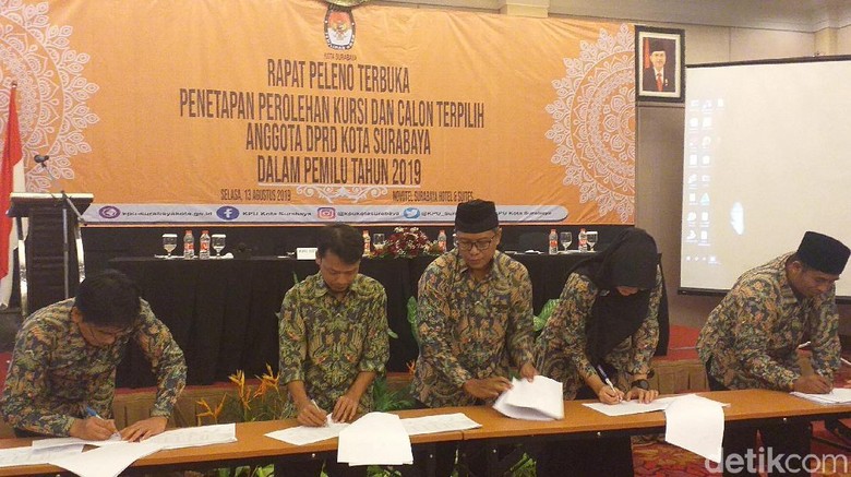 KPU Tetapkan 50 Anggota DPRD Surabaya Terpilih KPU Tetapkan 50 Anggota DPRD Surabaya Terpilih