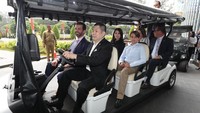 Saat kedatangan, ia disambut langsung oleh HT dengan menggunakan mobil golf. Donald Trump Jr datang ditemani anak pertamanya Donald Trump III. Foto: dok. Tim HT