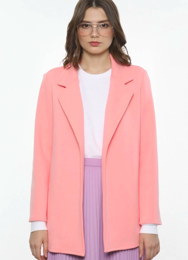 Opsi blazer dengan warna pastel dihadirkan Hattaco. Sporty Luxe Blazer warna Peach berikut sedang diskon dari Rp 329 ribu menjadi Rp 296 ribuan. Luaran berbahan cukup tebal ini cocok dipadukan dengan busana berwarna gelap jika tak ingin tampil terlalu ramai. Foto: Bobobobo