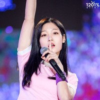 Selain Naeun, Chaeyeon DIA juga dikabarkan punya ukuran lingkar pinggang 22 inci. Pinggang kecil Chaeyeon pun merupakan hasil diet yang berhasil menyusutkan 16 kg bobot tubuhnya. Foto: Fansite