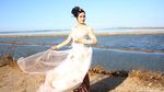 Lenggak-lenggok Model Cantik di Tanggul Penahanan Lumpur