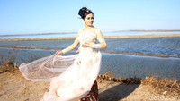 Kegiatan fashion show itu dilakukan di atas tanggul penahanan lumpur yang berada di titik 21 Desa Siring Kecamatan Porong Sidoarjo. Mereka yang mengikuti fashion tersebut mengalami kesulitan karena lokasi tanggul lumpur tidak rata dan berbatuan.