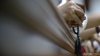 Sebagian dari mereka mengikuti sidang dengan membawa tasbih.