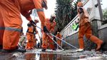 PPSU dan Damkar Bikin Trotoar Tanah Abang Kinclong Pasca-Idul Adha