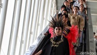 Gelaran fashion show di dalam gerbong kereta ini berlangsung dengan lancar dan disambut meriah para penumpang tanpa kritik. Bisa jadi gara-gara yang pertama, karena saat itu masih gratis, atau waktu penyelenggaraannya yang tepat? Foto: Rifkianto Nugroho