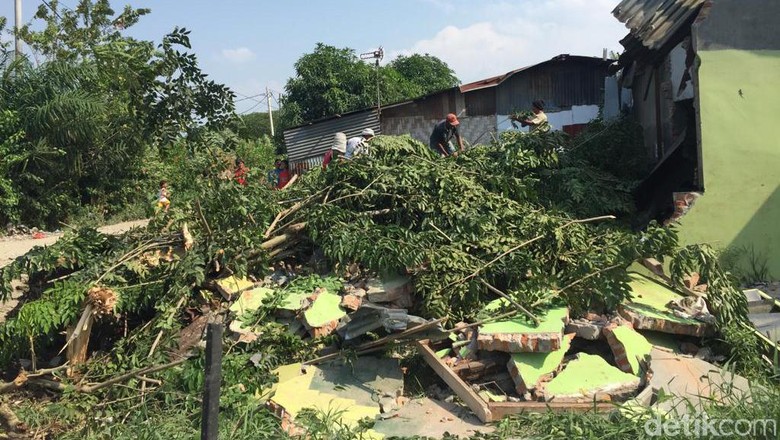 Pakai Alat Berat, Polisi Robohkan Rumah di Kampung Narkoba Sumut Pakai Alat Berat, Polisi Robohkan Rumah di Kampung Narkoba Sumut