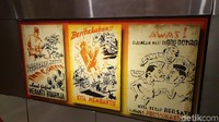 Mari kita masuk ke Diorama Sejarah Perjalanan Bangsa. Di sini ada poster-poster jadul zaman dulu (Ahmad Masaul Khoiri/detikcom)