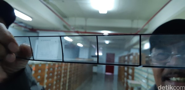 Naskah yang ada di depo sudah ada yang dialihmediakan yakni dari naskah ke micro film. Lalu dipindah lagi ke DVD. Namun kini belum ada yang disimpan di SD Card (Masaul/detikcom) Naskah yang ada di depo sudah ada yang dialihmediakan yakni dari naskah ke micro film. Lalu dipindah lagi ke DVD. Namun kini belum ada yang disimpan di SD Card (Masaul/detikcom)