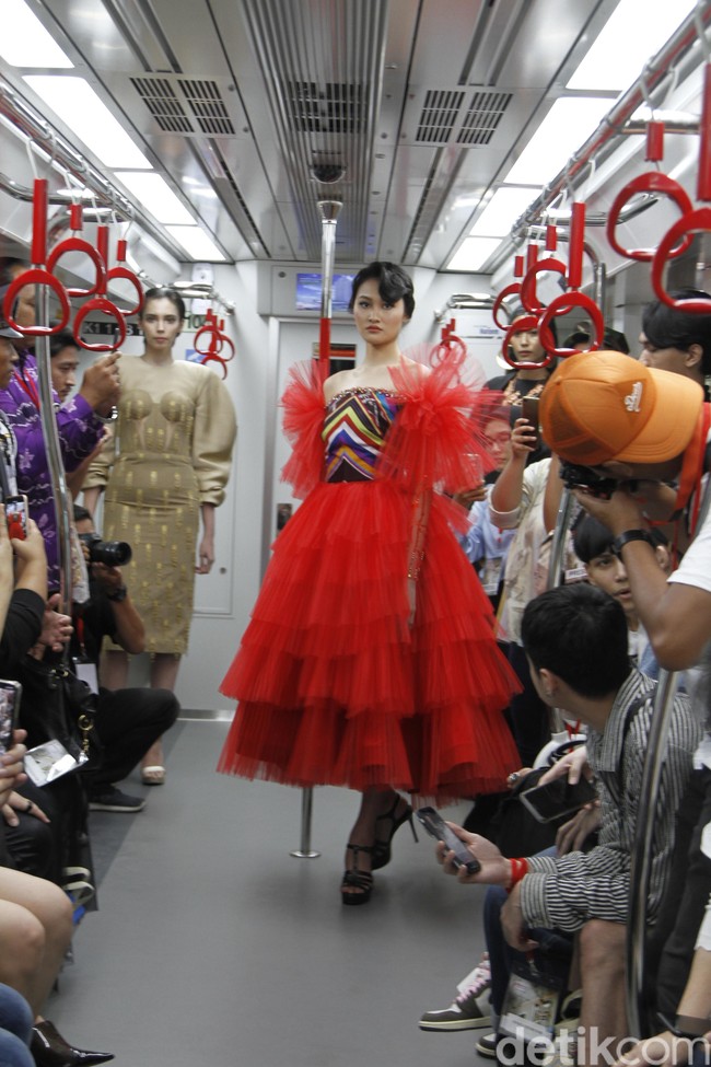 Model memeragakan 16 koleksi yang menggambarkan kehidupan metropolitan yang modern dipadu dengan gaya fashion yang dinamis. Foto: Muhammad Abduh/Detikcom