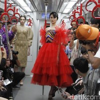 Model memeragakan 16 koleksi yang menggambarkan kehidupan metropolitan yang modern dipadu dengan gaya fashion yang dinamis. Foto: Muhammad Abduh/Detikcom