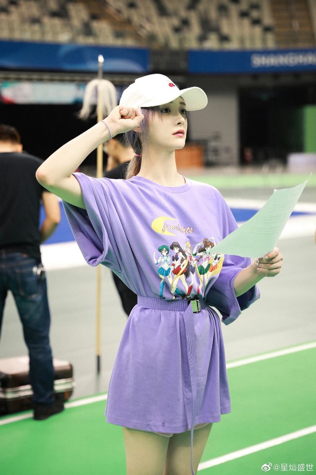 Zhou Jieqiong atau Joo Kyulkyung yang pernah tergabung dalam girl badn Pristin pun punya pinggang yang tak kalah kecil dari mantan rekannya di IOI, Doyeon. Bahkan itu terlihat tanpa Kyulkyung memamerkan perutnya. Foto: Fansite