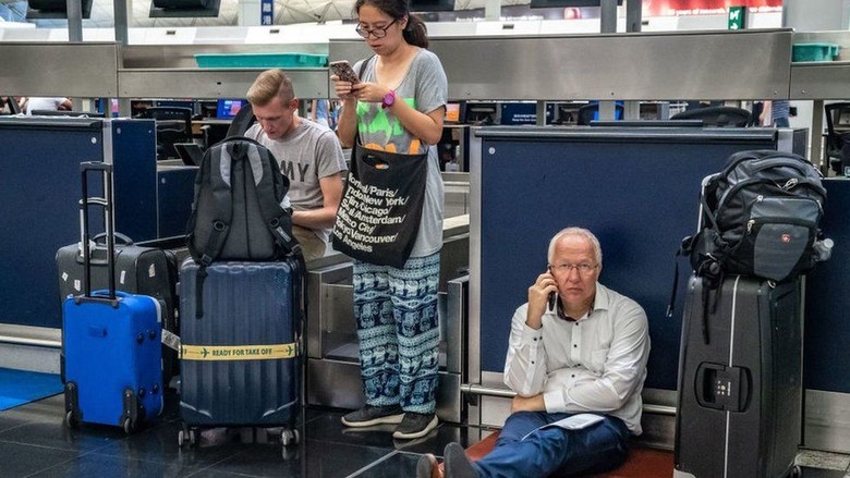 Kisah Puluhan WNI Terjebak di Bandara Hong Kong Kisah Puluhan WNI Terjebak di Bandara Hong Kong