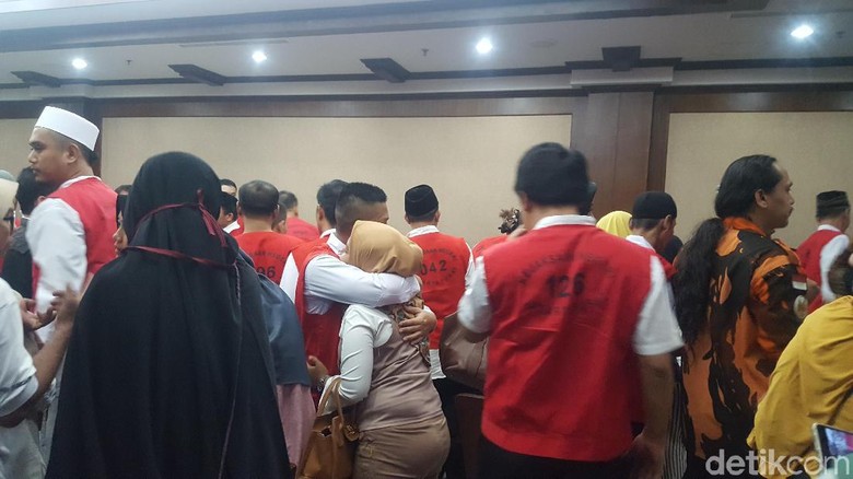 Keluarga 29 Terdakwa Pembantu Perusuh 22 Mei Menangis Usai Sidang Keluarga 29 Terdakwa Pembantu Perusuh 22 Mei Menangis Usai Sidang