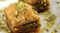  Baklava merupakan kudapan manis khas Timur Tengah, terutama di Turki. Makanan ini terdiri dari kulit pastry yang lembut, dan diisi oleh kacang hingga madu. Foto: Istimewa