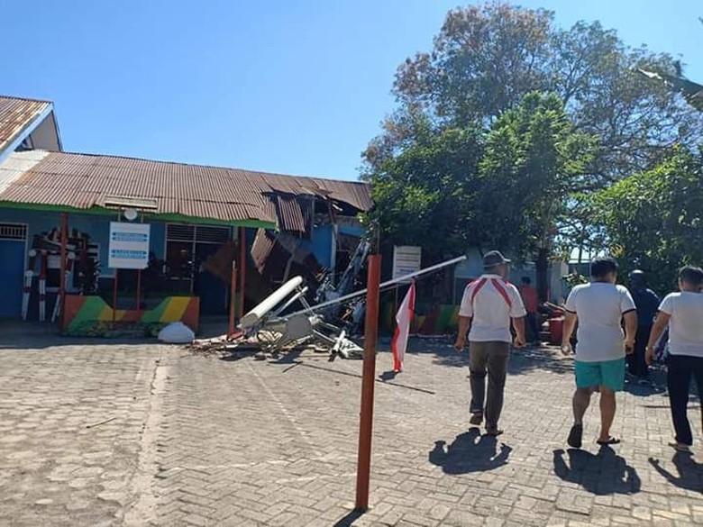 Tower Roboh Timpa Gedung SD di Sulsel, 8 Murid Luka-luka Tower Roboh Timpa Gedung SD di Sulsel, 8 Murid Luka-luka