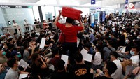 Aksi tersebut membuat para penumpang kesulitan untuk mengakses pintu masuk area keberangkatan karena diblokade oleh para demonstran.
