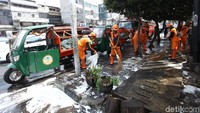 Usai dibersihkan trotoar kembali kinclong.