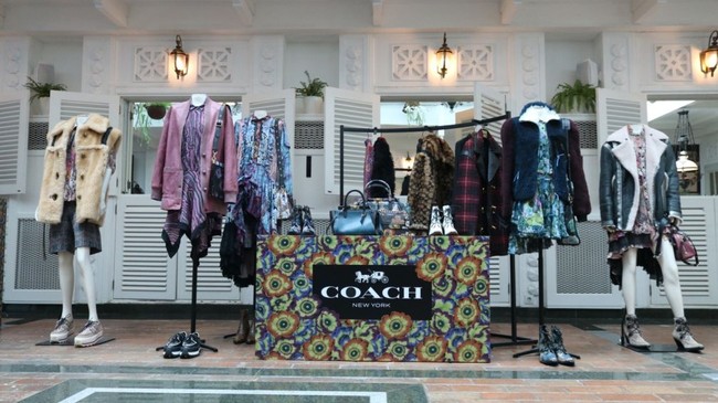 Salah satu highlight dari koleksi outerwear ini adalah model kancing turn-lock yang terinspirasi dari tas Coach. (Foto: Dok. Coach)