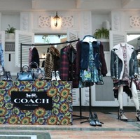 Salah satu highlight dari koleksi outerwear ini adalah model kancing turn-lock yang terinspirasi dari tas Coach. (Foto: Dok. Coach)