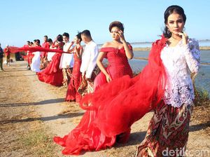 Lenggak-lenggok Model Cantik di Tanggul Penahanan Lumpur