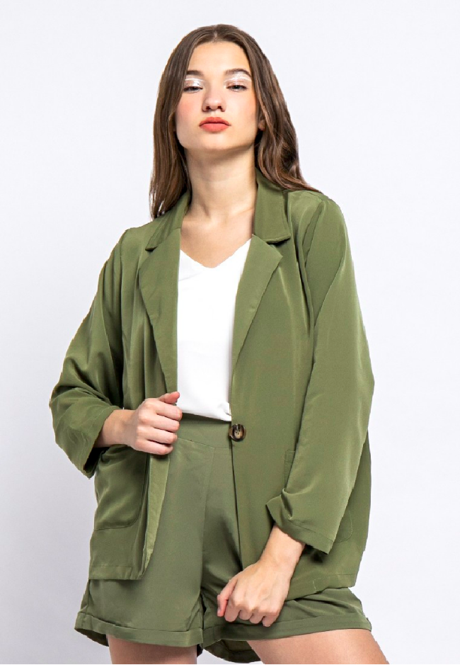 Pilihannya yang juga lebih kasual dan berwarna bisa ditemui di Colorbox. Casual Blazer seharga Rp 229 ribu tersebut cocok diterapkan pada setelan atasan, bawahan, atau dress monokrom. Foto: Zalora