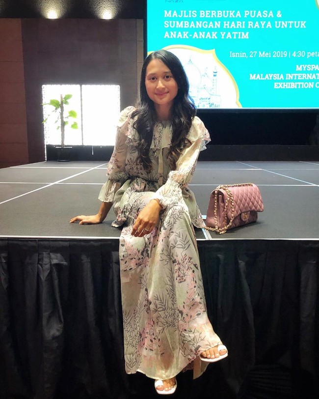 Kepada Harpers Bazaar Malaysia, Nadia mengaku bahwa dia punya banyak koleksi tas, sepatu dan baju yang bahkan hanya dipakai sekali. Wanita yang memiliki bisnis kuliner tampaknya hobi belanja. Menengok dari Instagramnya, Nadia tampaknya mengoleksi tas Chanel, Dior, Balenciaga hingga Hermes.  Foto: dok. Instagram @nadianasimuddin