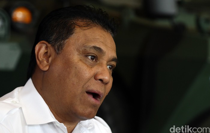 Abraham Mose adalah Direktur Utama PT Pindad (Persero). Pria kelahiran Gorontalo itu diangkat menjadi Direktur Utama PT Pindad (Persero) lewat Surat Keputusan Menteri BUMN nomor SK-169 / MBU / 08/2016.