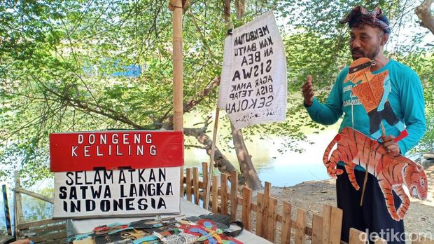 Demi Biaya Anak Sekolah, Pendongeng Indramayu Jalan Kaki Temui Jokowi