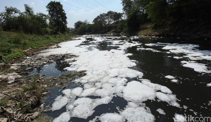 Gawat Aliran Sungai Cbl Bekasi Tercemar Limbah