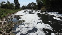 Suasana aliran sungai Cikarang Bekasi Laut (CBL) yang tercemar limbah di daerah Cibitung, Kabupaten Bekasi, Jawa Barat.