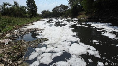 Gawat! Aliran Sungai CBL Bekasi Tercemar Limbah