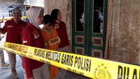 Siti Wakidah juga berkalung tulisan tersangka.