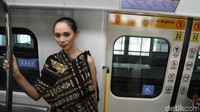 Tujuan dari fashion show ini ingin memperkenalkan fasilitas LRT.