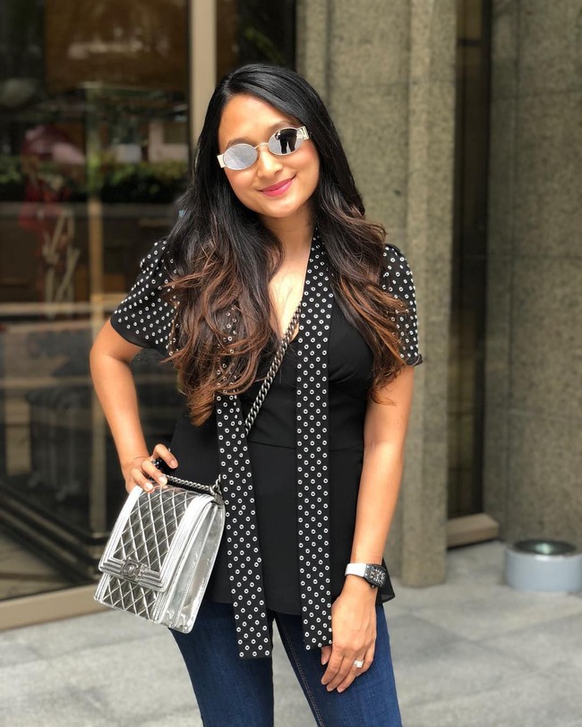 Lagi-lagi Nadia tampil dengan tas mewah dari Dior. Tas warna silver dari seri Diorama itu harganya mencapai Rp 50 juta.  Foto: dok. Instagram @nadianasimuddin