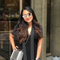 Lagi-lagi Nadia tampil dengan tas mewah dari Dior. Tas warna silver dari seri Diorama itu harganya mencapai Rp 50 juta.  Foto: dok. Instagram @nadianasimuddin