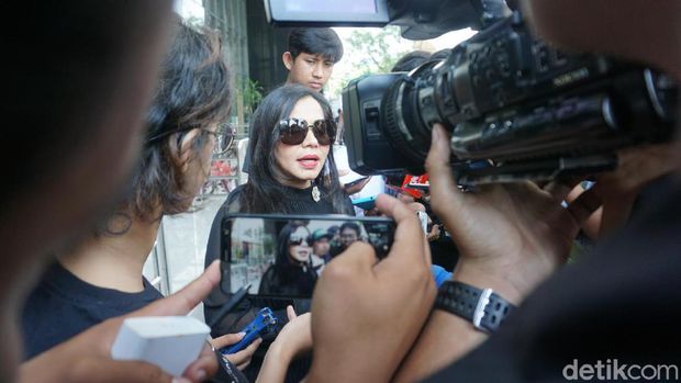  Penyanyi pop era 80-an Istiningdiah Sugianto atau akrab dipanggil Iis Sugianto diperiksa KPK.